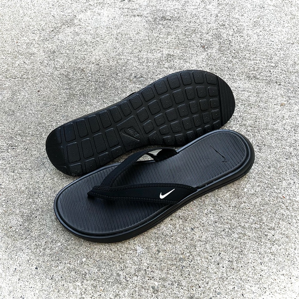 WMNS NIKE ULTRA CELSO THONG TRIPLE BLACKS FLIP FLOPS - Picture 3 of 11
